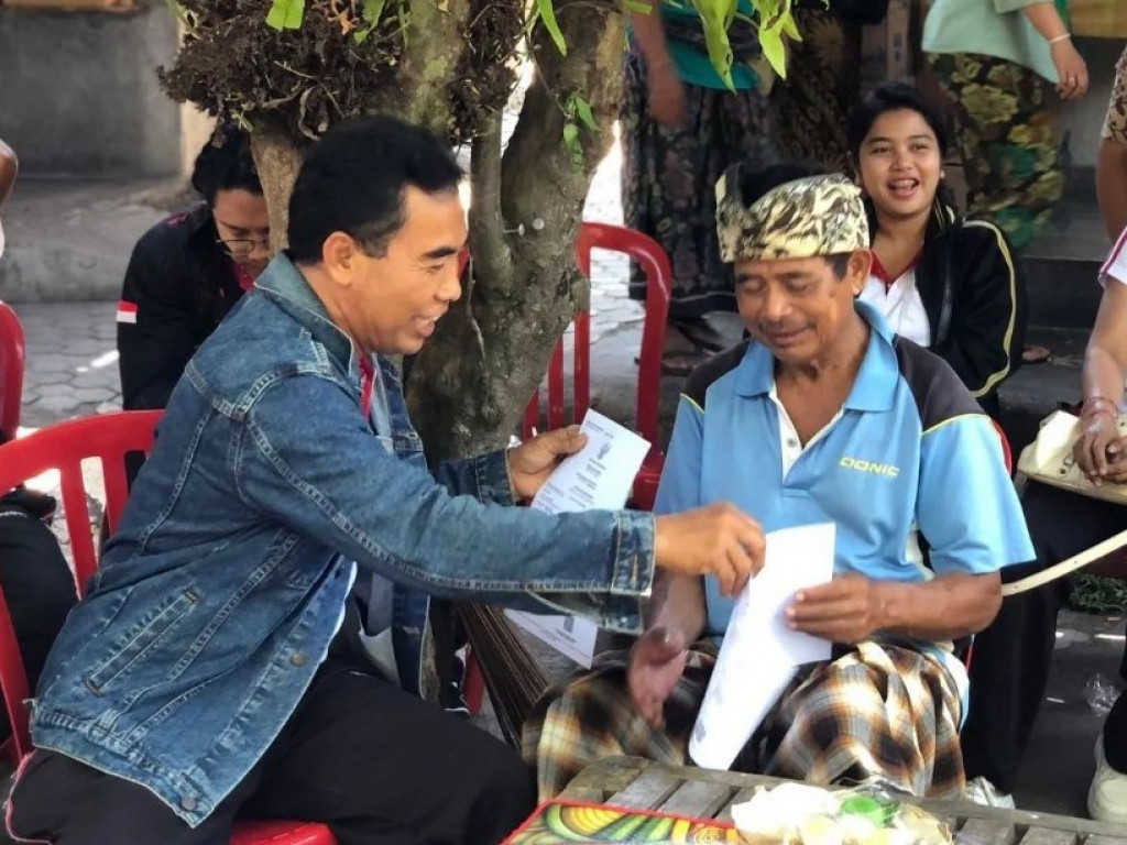 Wujud Program Smartvillage, Kegiatan Penyerahan Kartu Keluarga Baru dan Akta Kematian di Banjar Tegeh, Desa Dalung